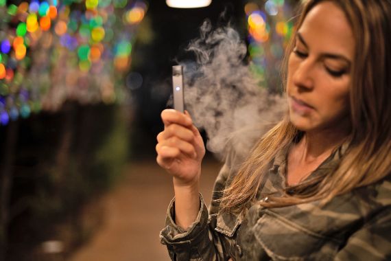 vapore sigaretta elettronica e fumo